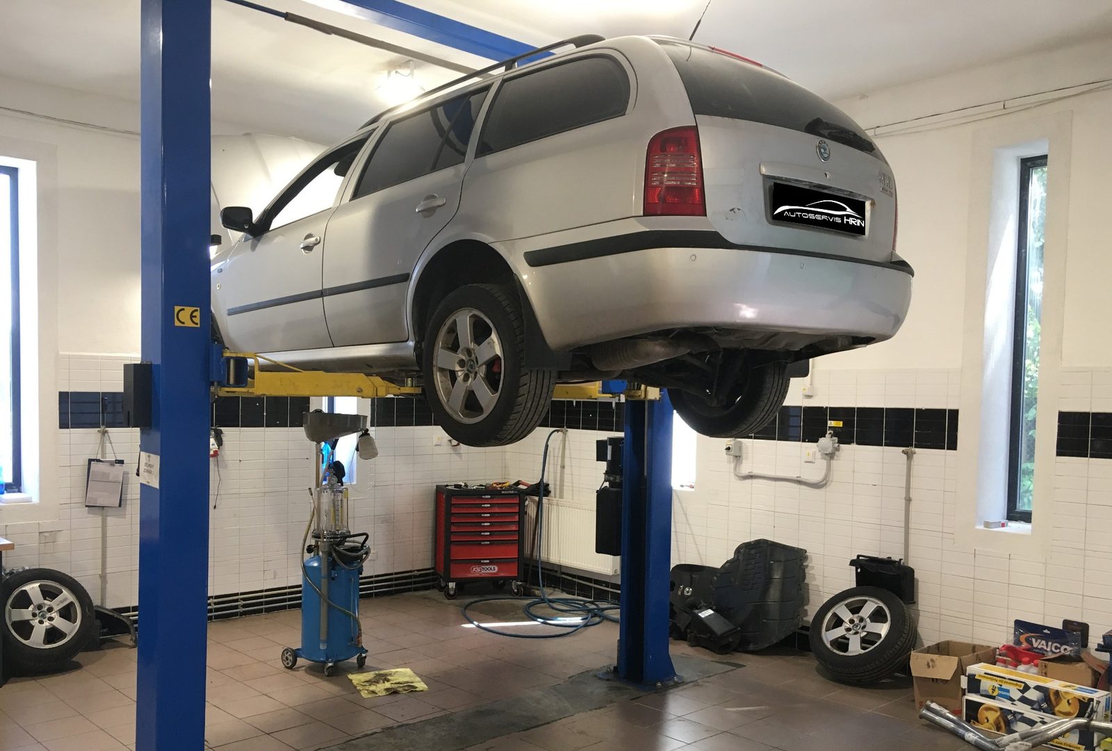 Škoda Octavia combi na modrom dvojstĺpovom zdviháku